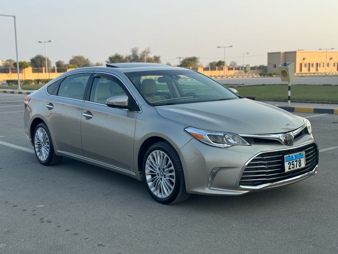2017 Toyota Avalon Limited thumbnail 2