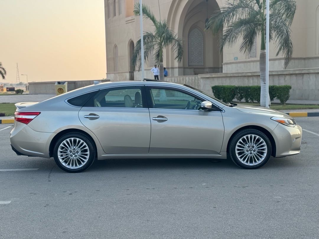 2017 Toyota Avalon Limited thumbnail 4
