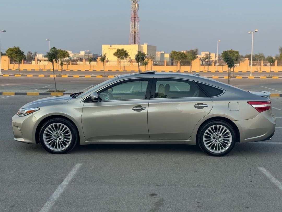 2017 Toyota Avalon Limited thumbnail 9