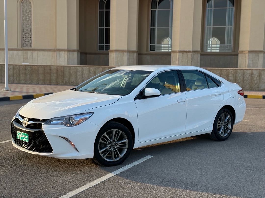 2017 Toyota Camry SE thumbnail 2