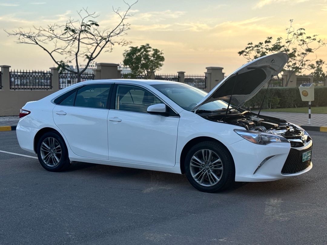 2017 Toyota Camry SE thumbnail 3