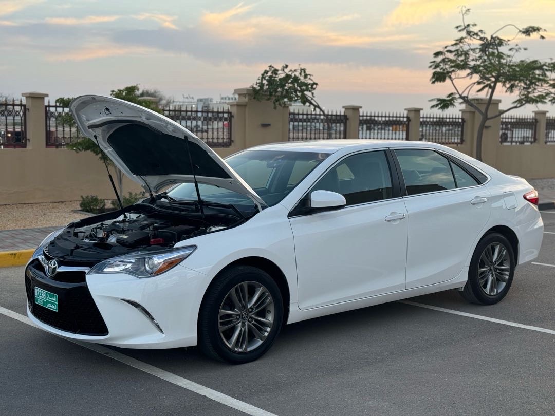 2017 Toyota Camry SE thumbnail 5