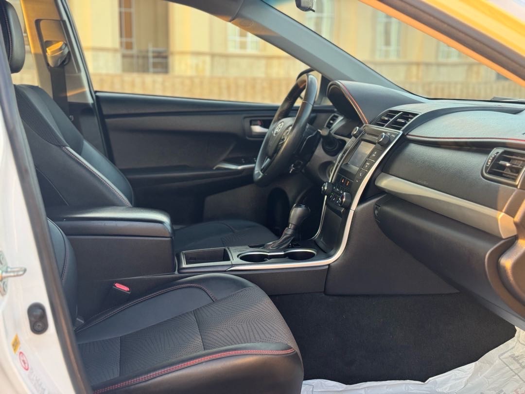 2017 Toyota Camry SE thumbnail 7