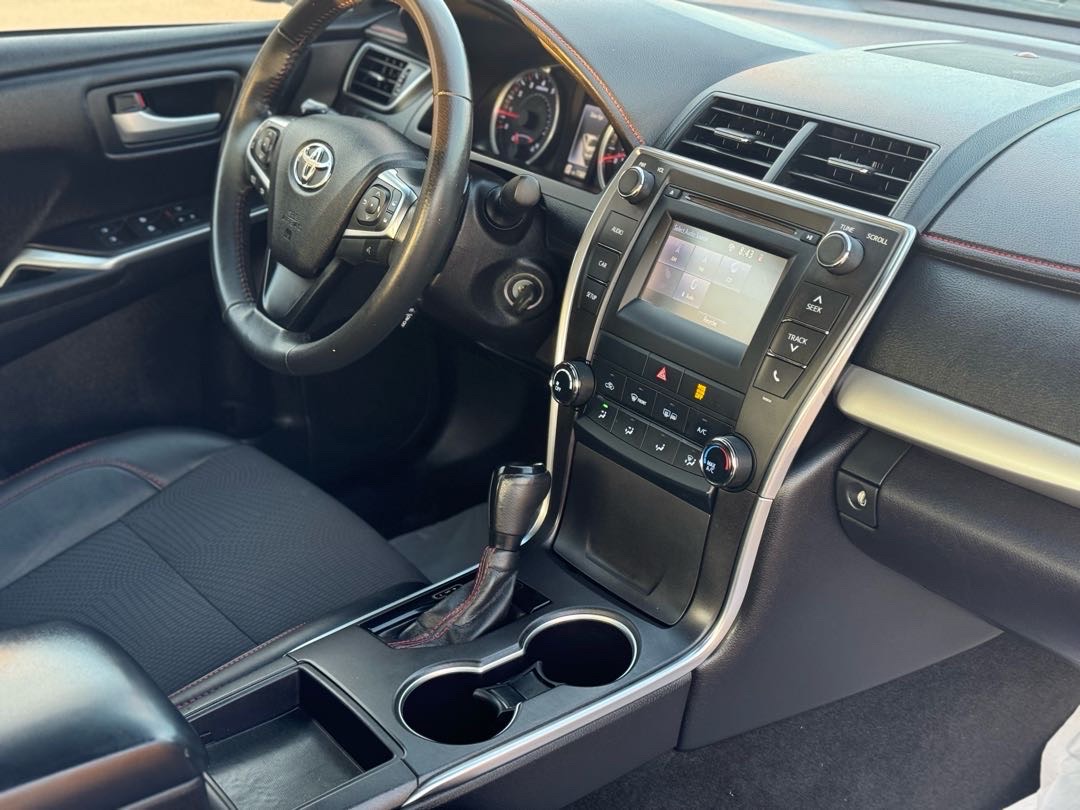 2017 Toyota Camry SE thumbnail 8