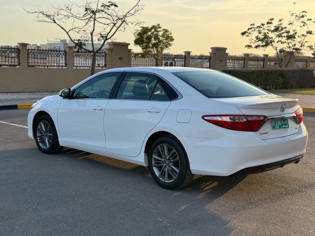 2017 Toyota Camry SE thumbnail 17