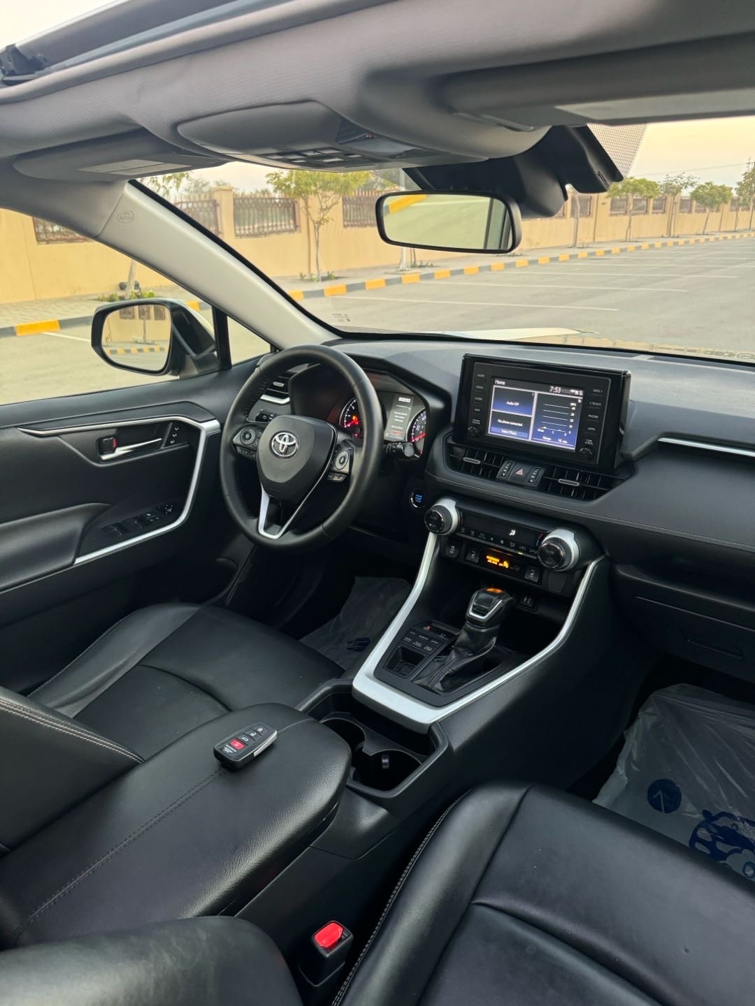 2019 Toyota Rav4 Limited thumbnail 26