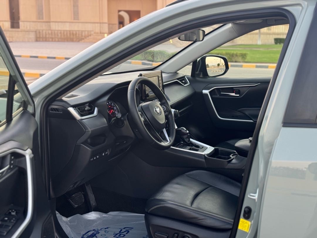 2019 Toyota Rav4 Limited thumbnail 27