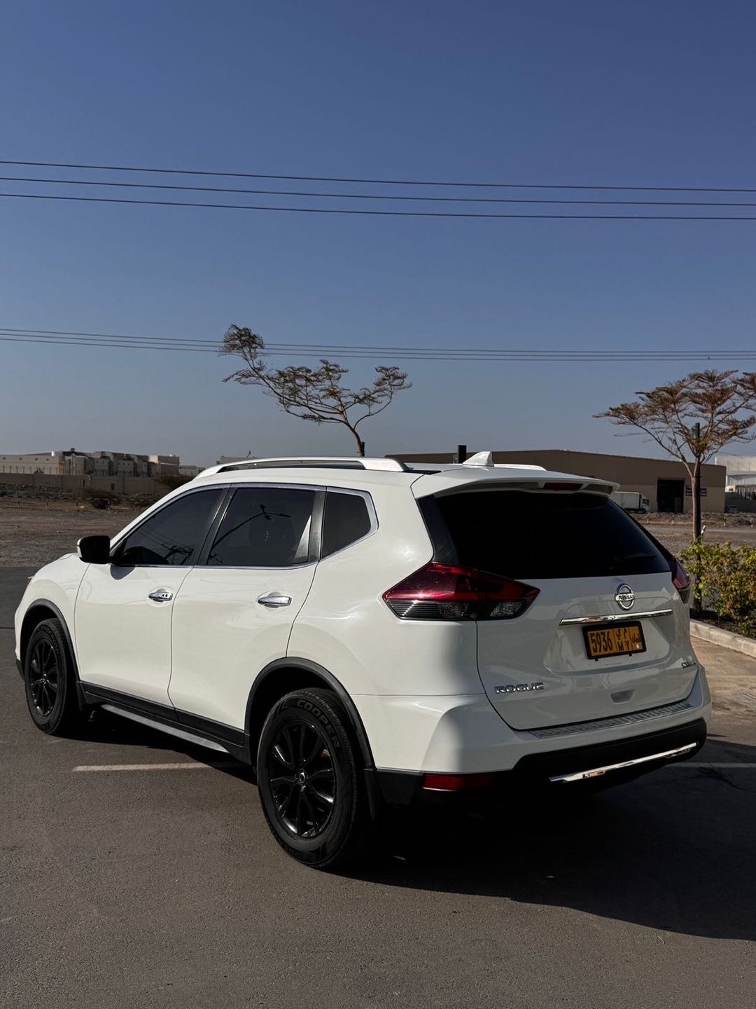 2018 Nissan Rogue SV thumbnail 2