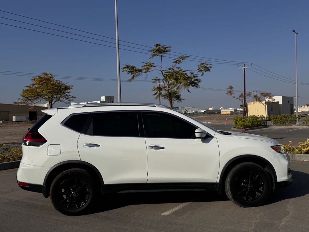 2018 Nissan Rogue SV thumbnail 3