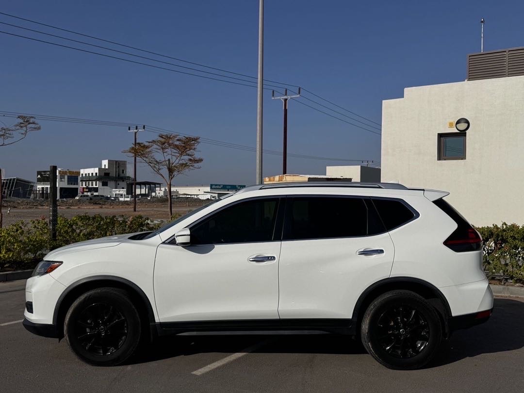 2018 Nissan Rogue SV thumbnail 13