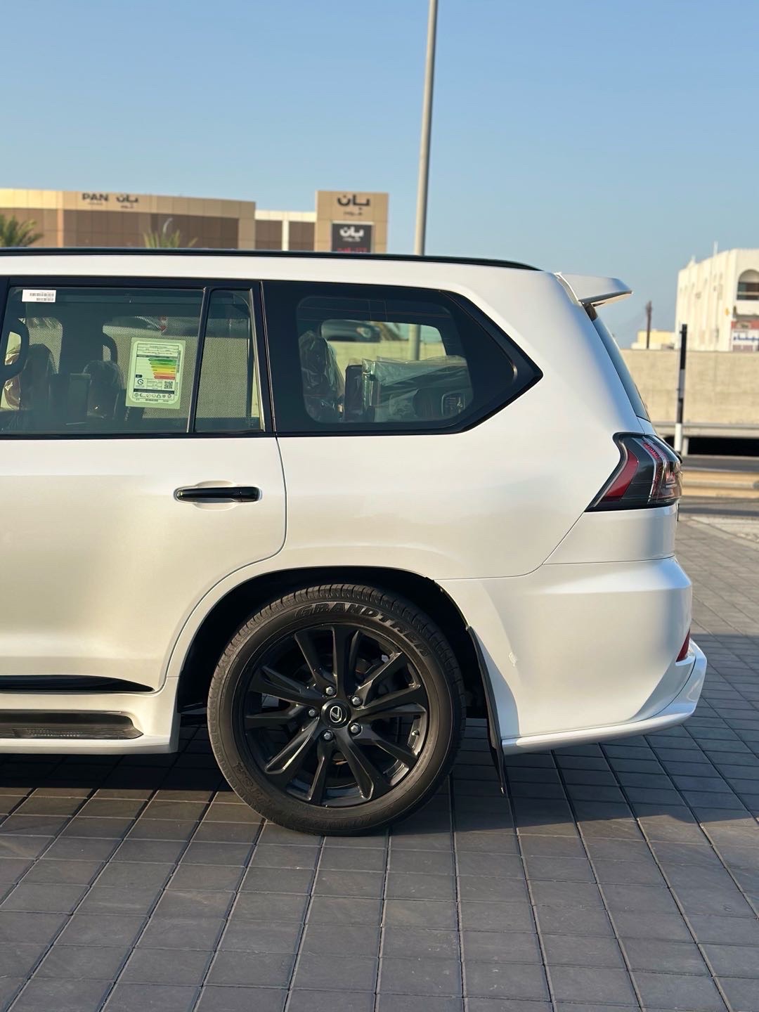 2019 Lexus LX 570 thumbnail 3