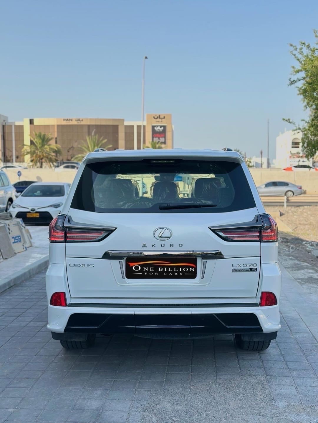 2019 Lexus LX 570 thumbnail 4