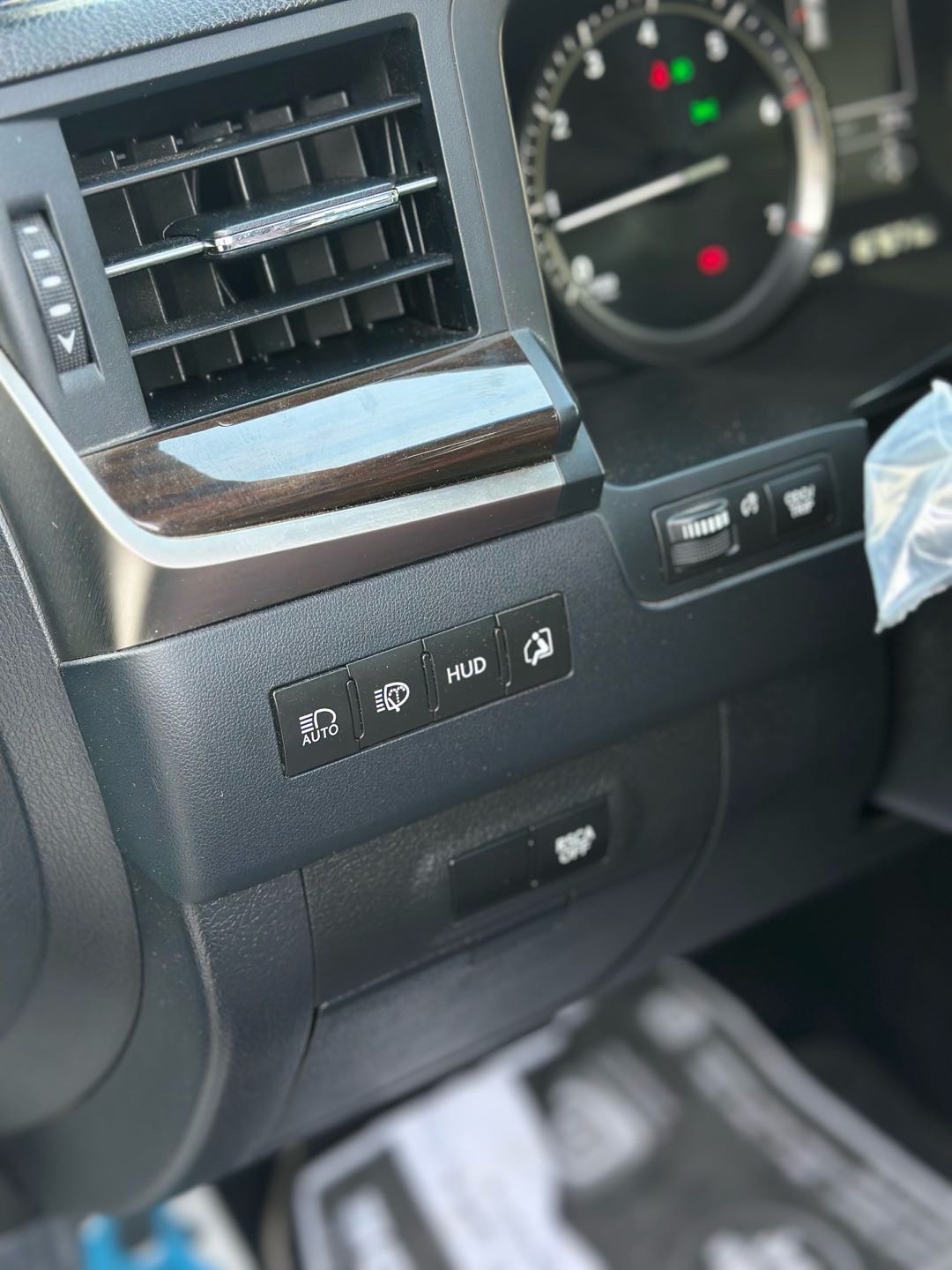 2019 Lexus LX 570 thumbnail 15