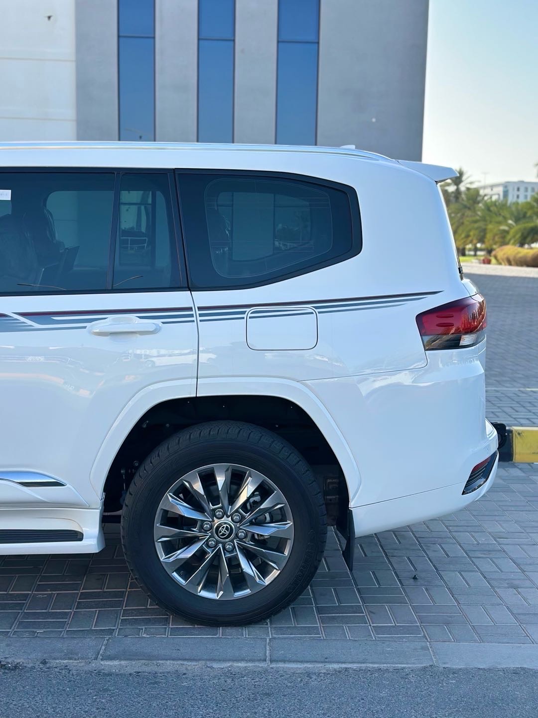 2023 Toyota Land Cruiser GXR thumbnail 18