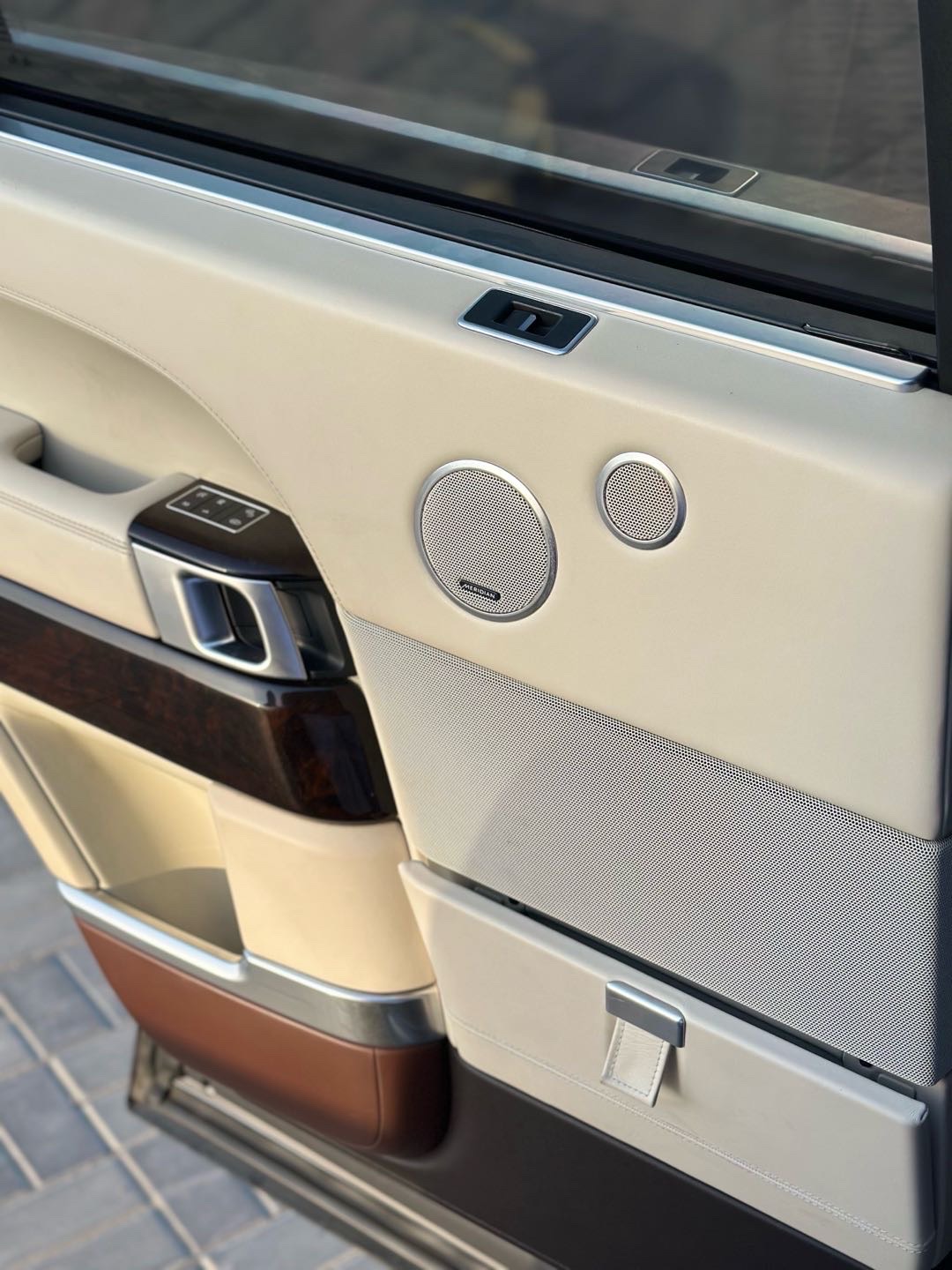 2016 Land Rover Range Rover Vogue thumbnail 9