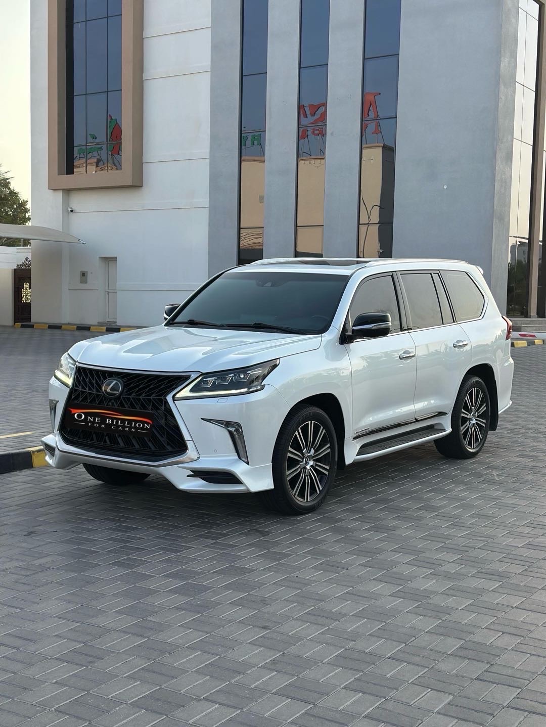2019 Lexus LX 570 thumbnail 2