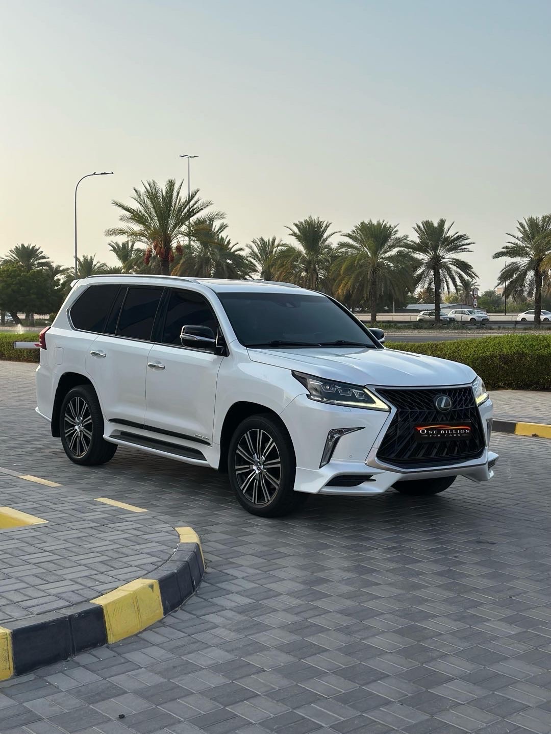 2019 Lexus LX 570 thumbnail 3