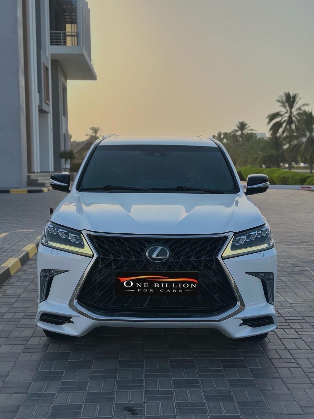 2019 Lexus LX 570 thumbnail 4