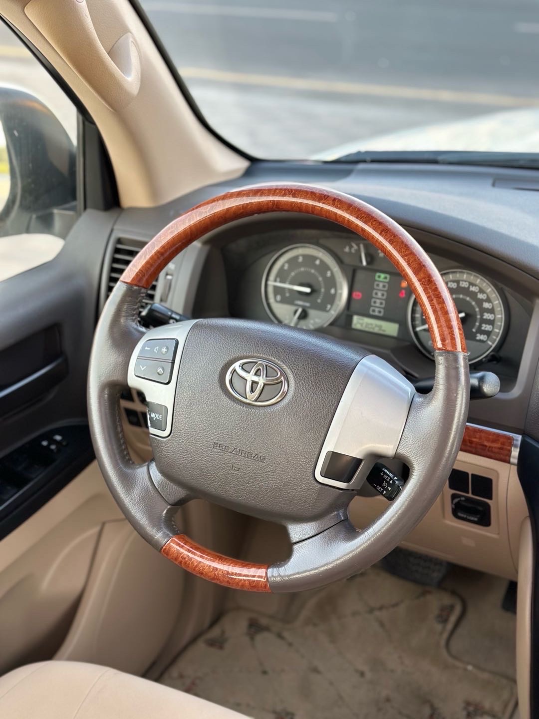 2015 Toyota Land Cruiser GXR thumbnail 9