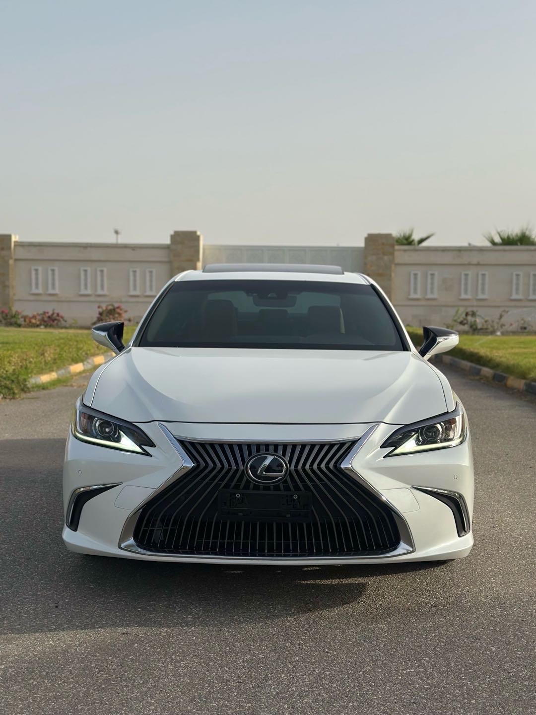 2020 Lexus ES 350 thumbnail 3