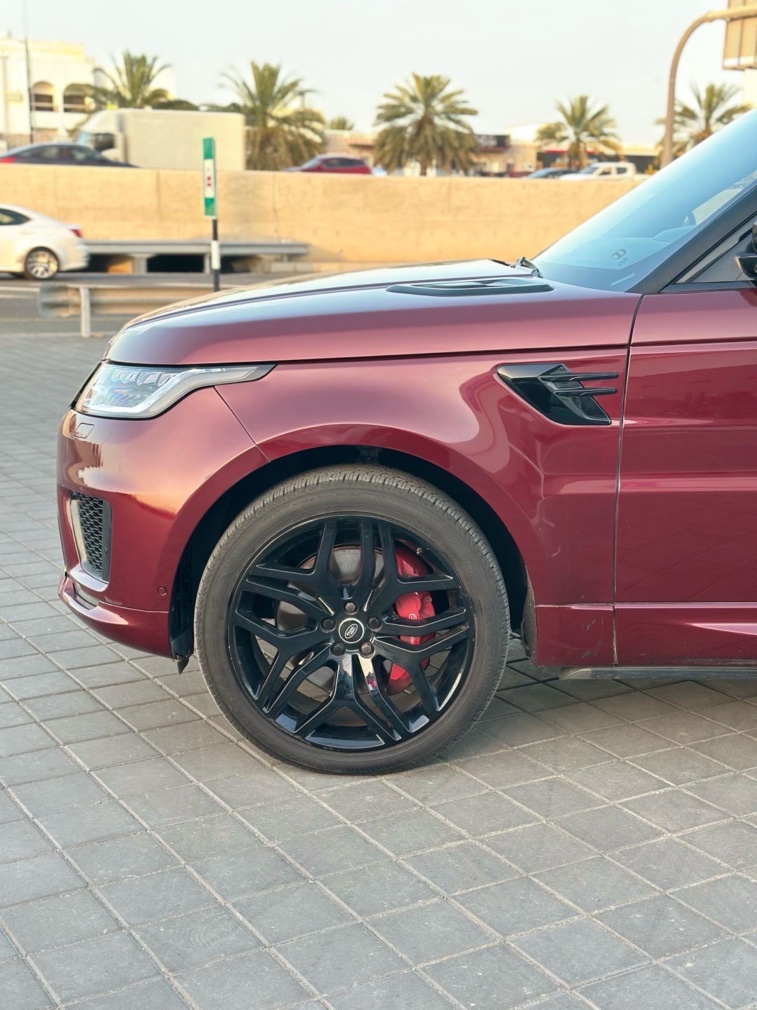 2016 Land Rover Range Rover Sport SVR thumbnail 4