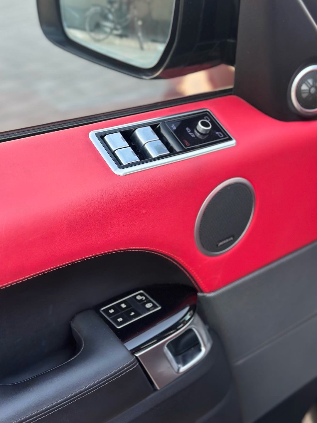 2016 Land Rover Range Rover Sport SVR thumbnail 14