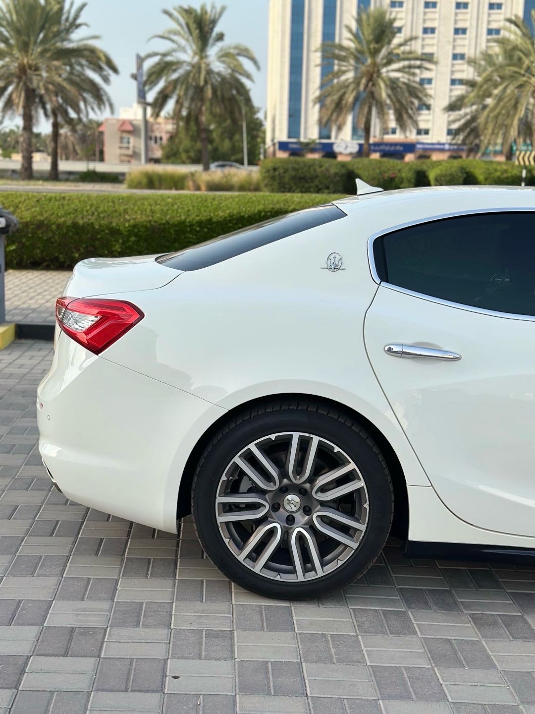 2018 Maserati Ghibli Base thumbnail 3