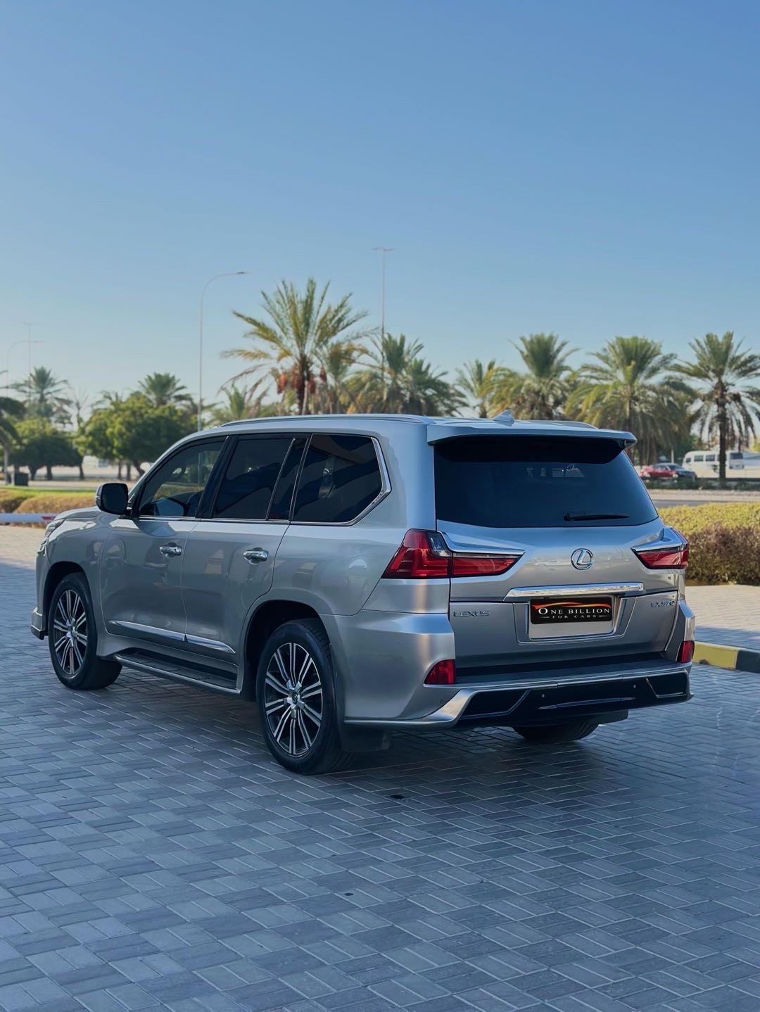 2021 Lexus LX 570 thumbnail 4