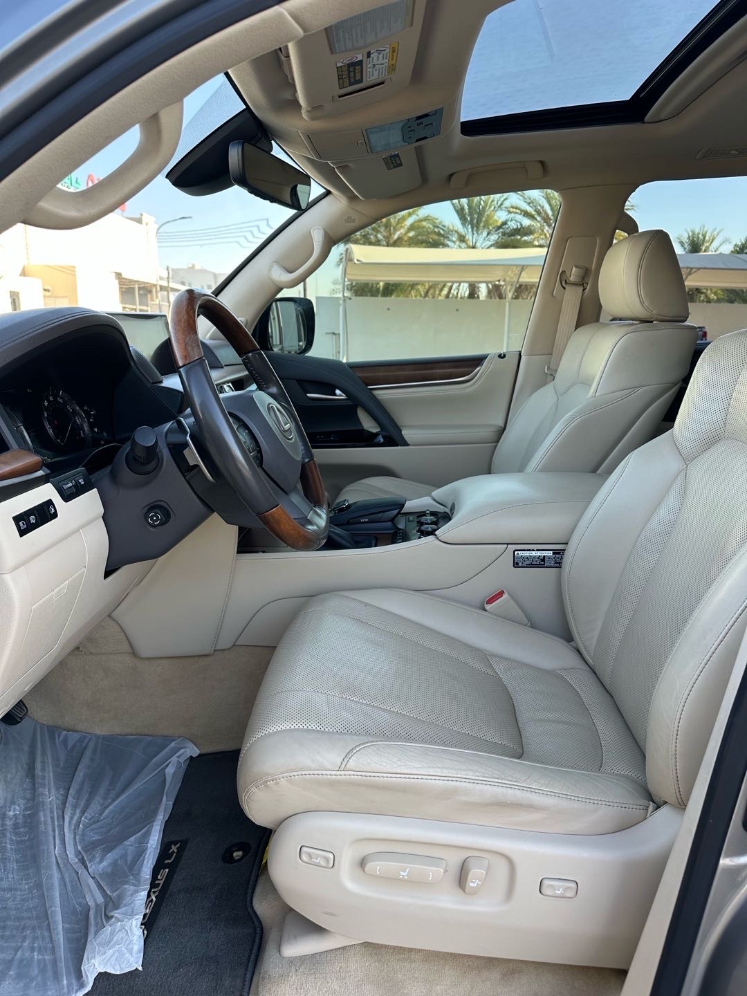 2021 Lexus LX 570 thumbnail 17