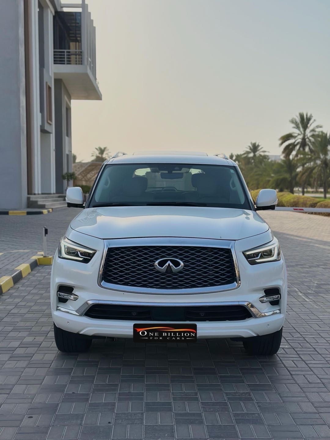 2023 Infiniti QX80 Luxe thumbnail 2