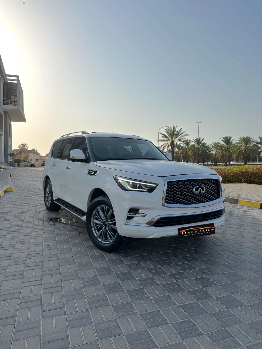 2023 Infiniti QX80 Luxe thumbnail 3