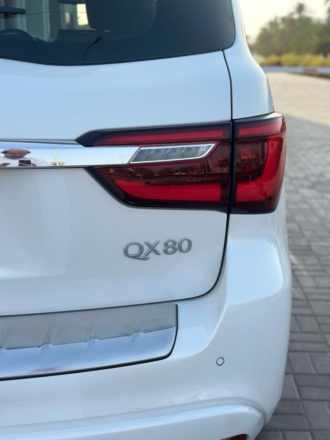 2023 Infiniti QX80 Luxe thumbnail 4