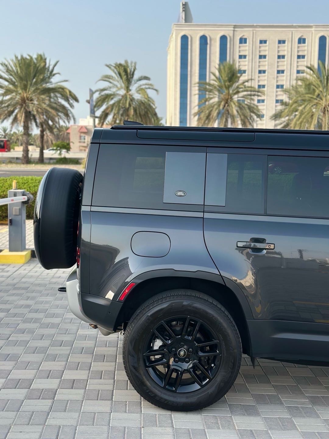 2024 Land Rover Defender 110 X thumbnail 7
