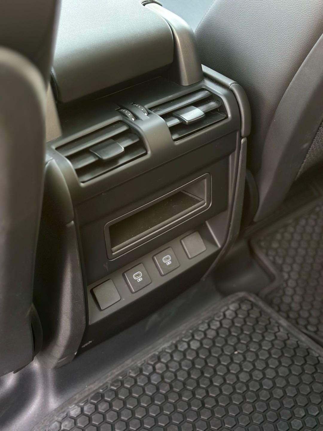 2024 Land Rover Defender 110 X thumbnail 12