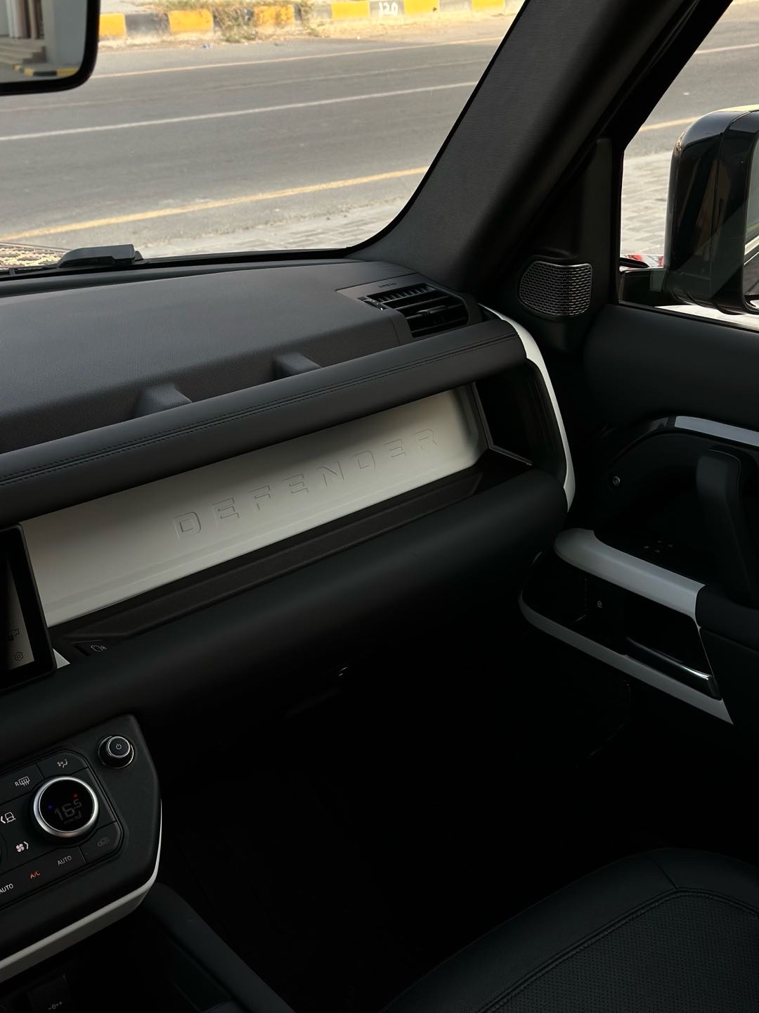 2024 Land Rover Defender 110 X thumbnail 14
