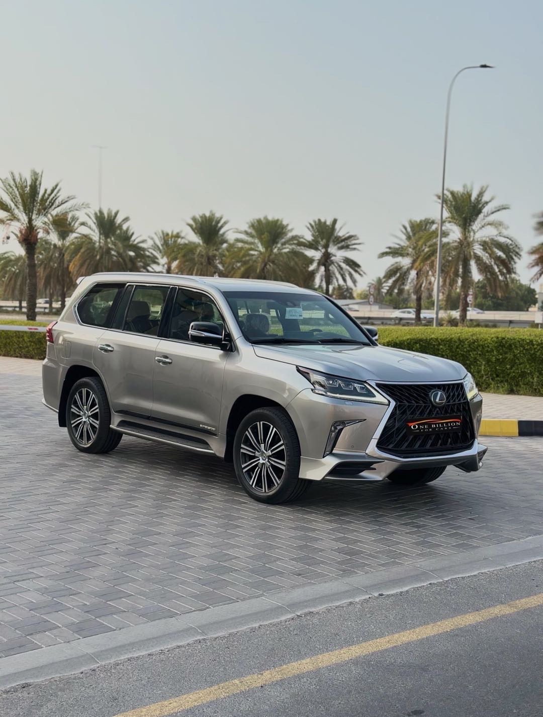 2019 Lexus LX 570 thumbnail 2