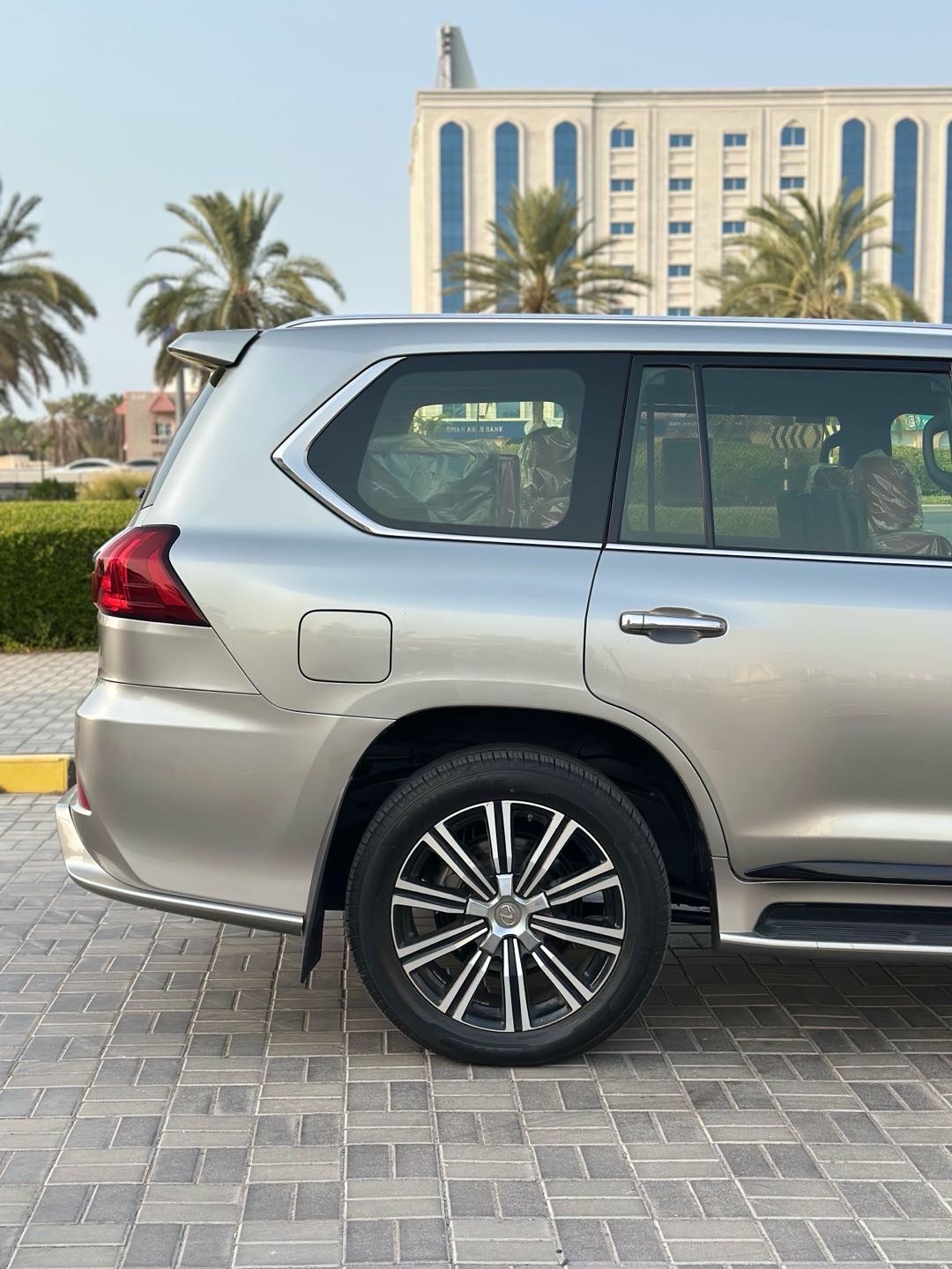2019 Lexus LX 570 thumbnail 12