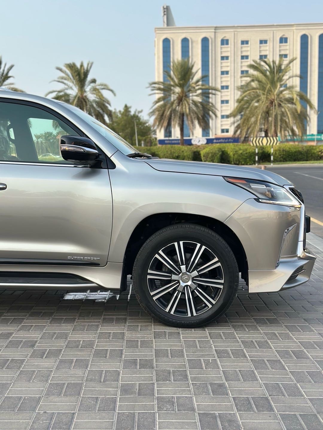 2019 Lexus LX 570 thumbnail 13