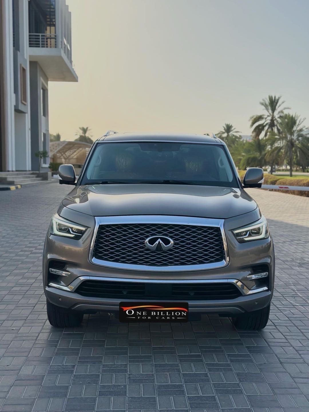2018 Infiniti QX80 Luxe thumbnail 2