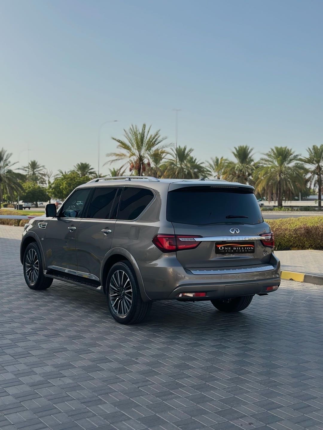 2018 Infiniti QX80 Luxe thumbnail 3