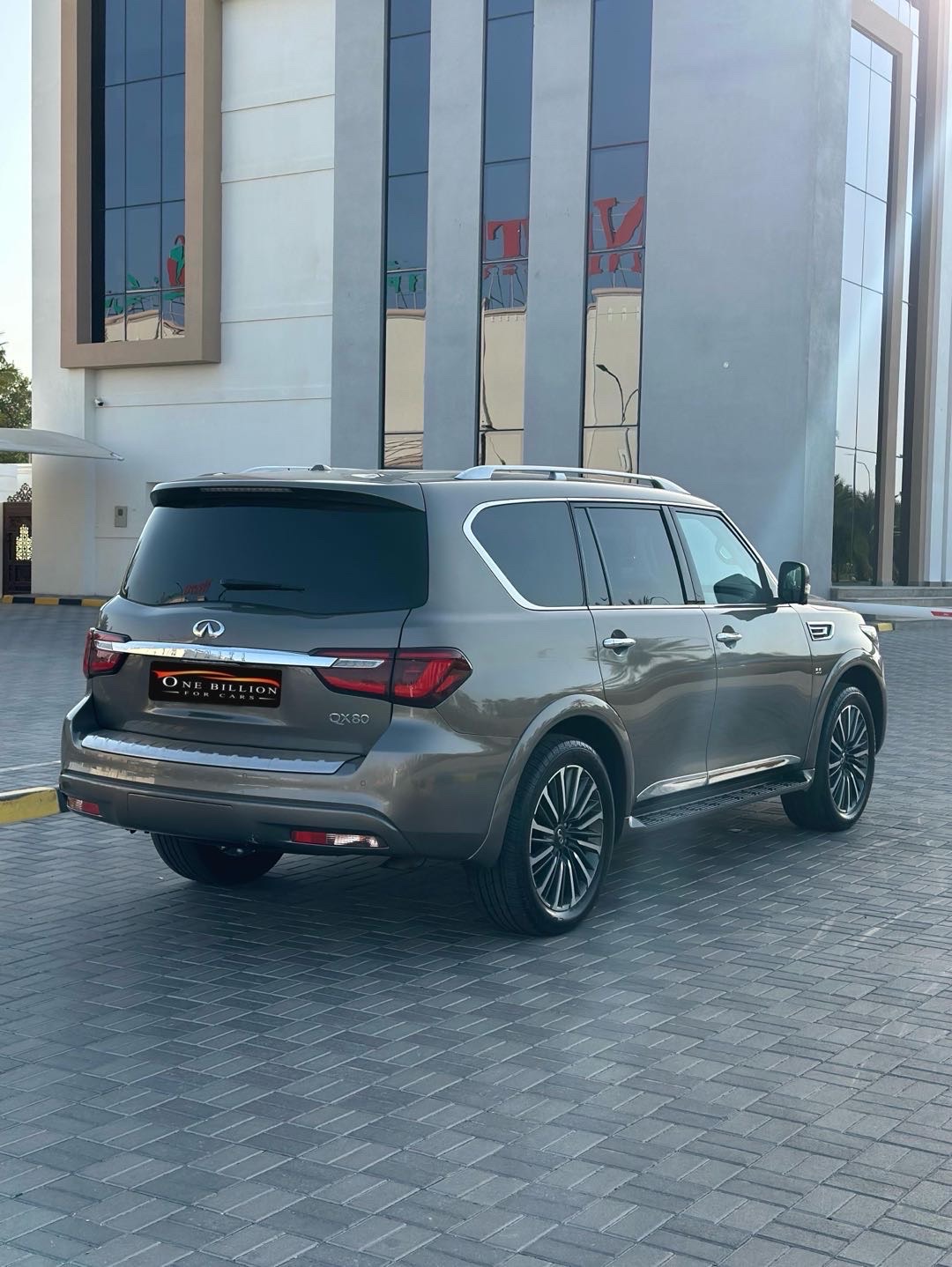 2018 Infiniti QX80 Luxe thumbnail 4