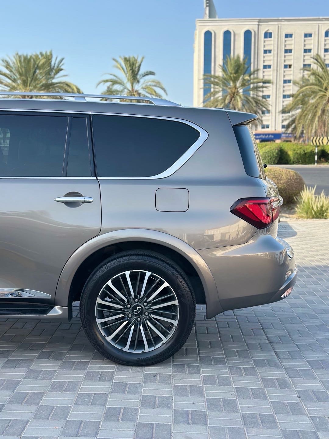 2018 Infiniti QX80 Luxe thumbnail 17