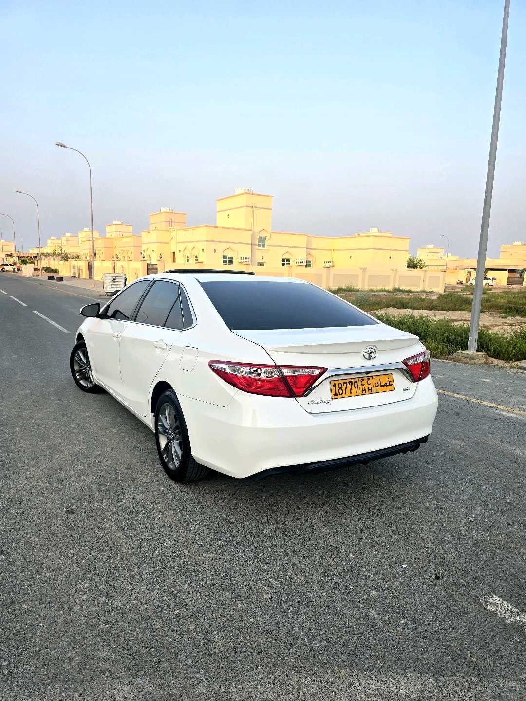 2017 Toyota Camry SE thumbnail 2