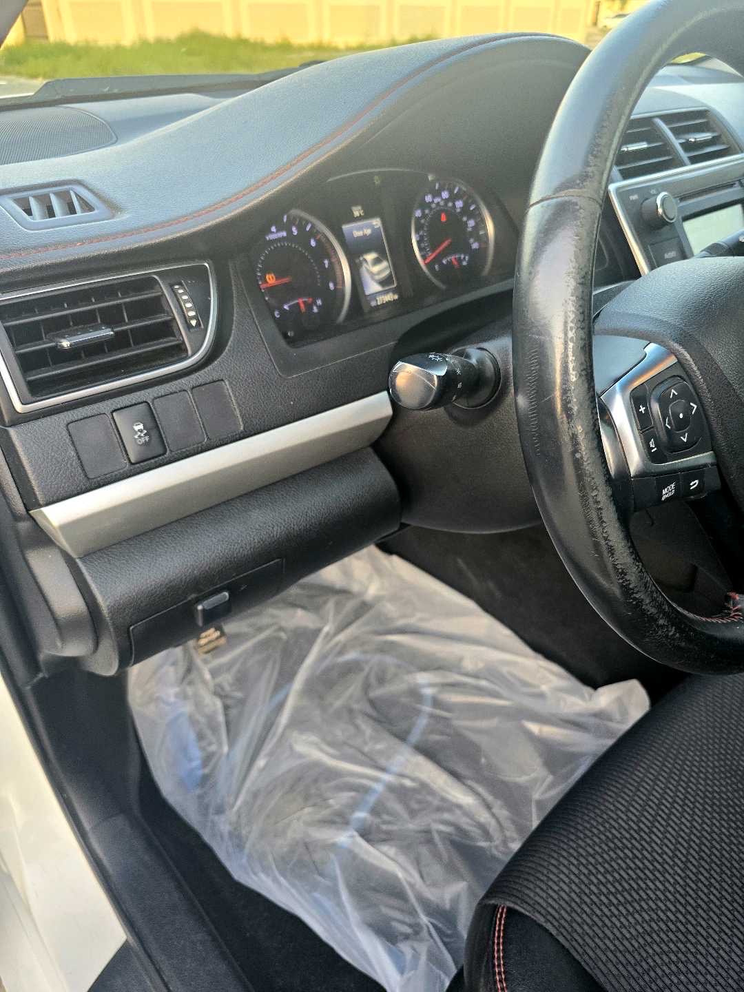 2017 Toyota Camry SE thumbnail 3