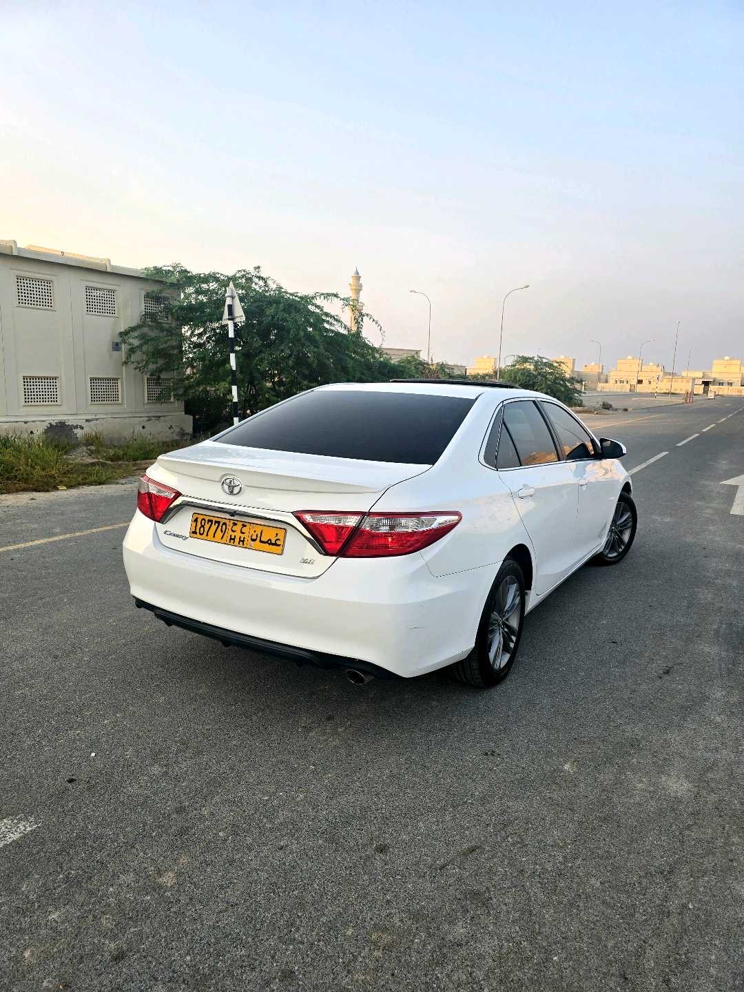 2017 Toyota Camry SE thumbnail 5