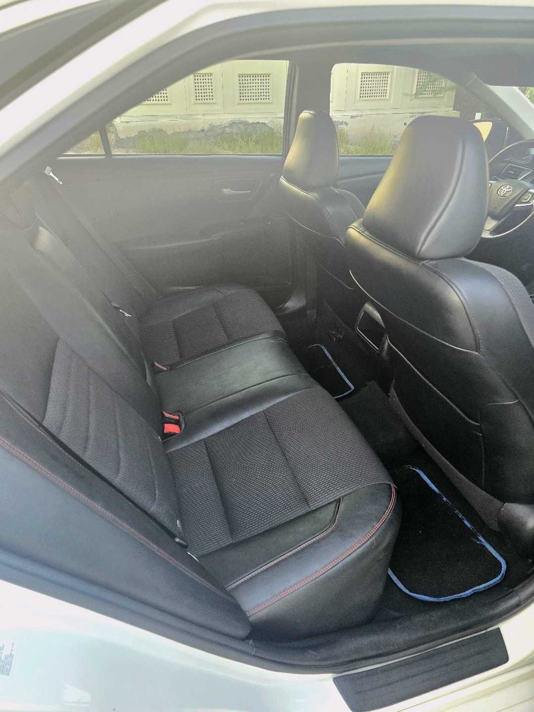 2017 Toyota Camry SE thumbnail 6