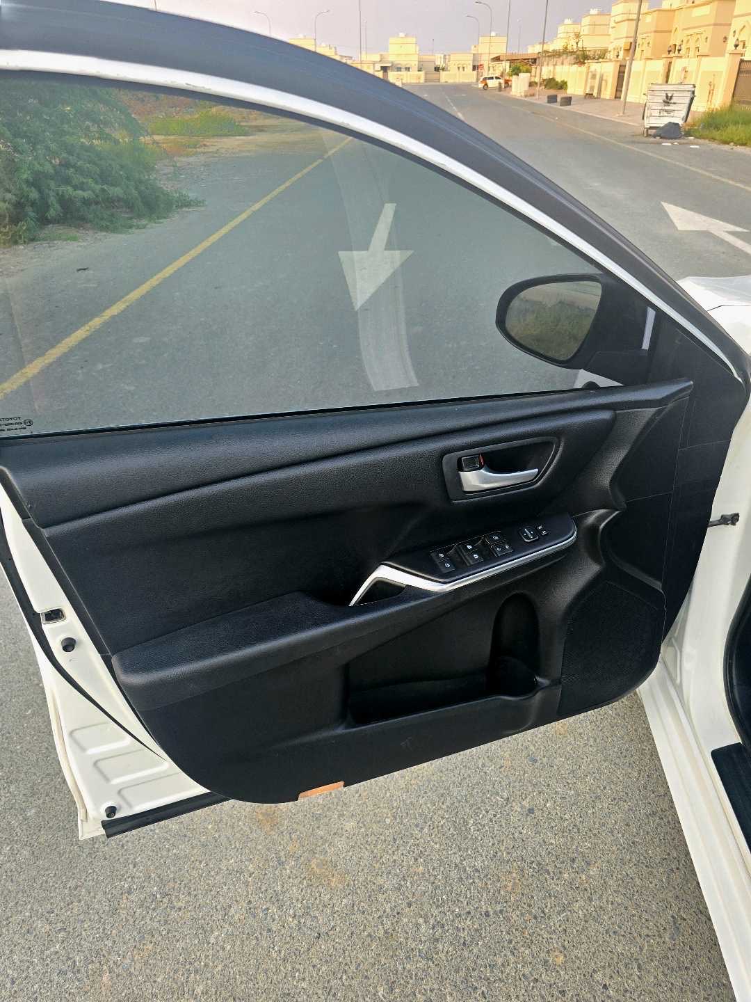 2017 Toyota Camry SE thumbnail 8