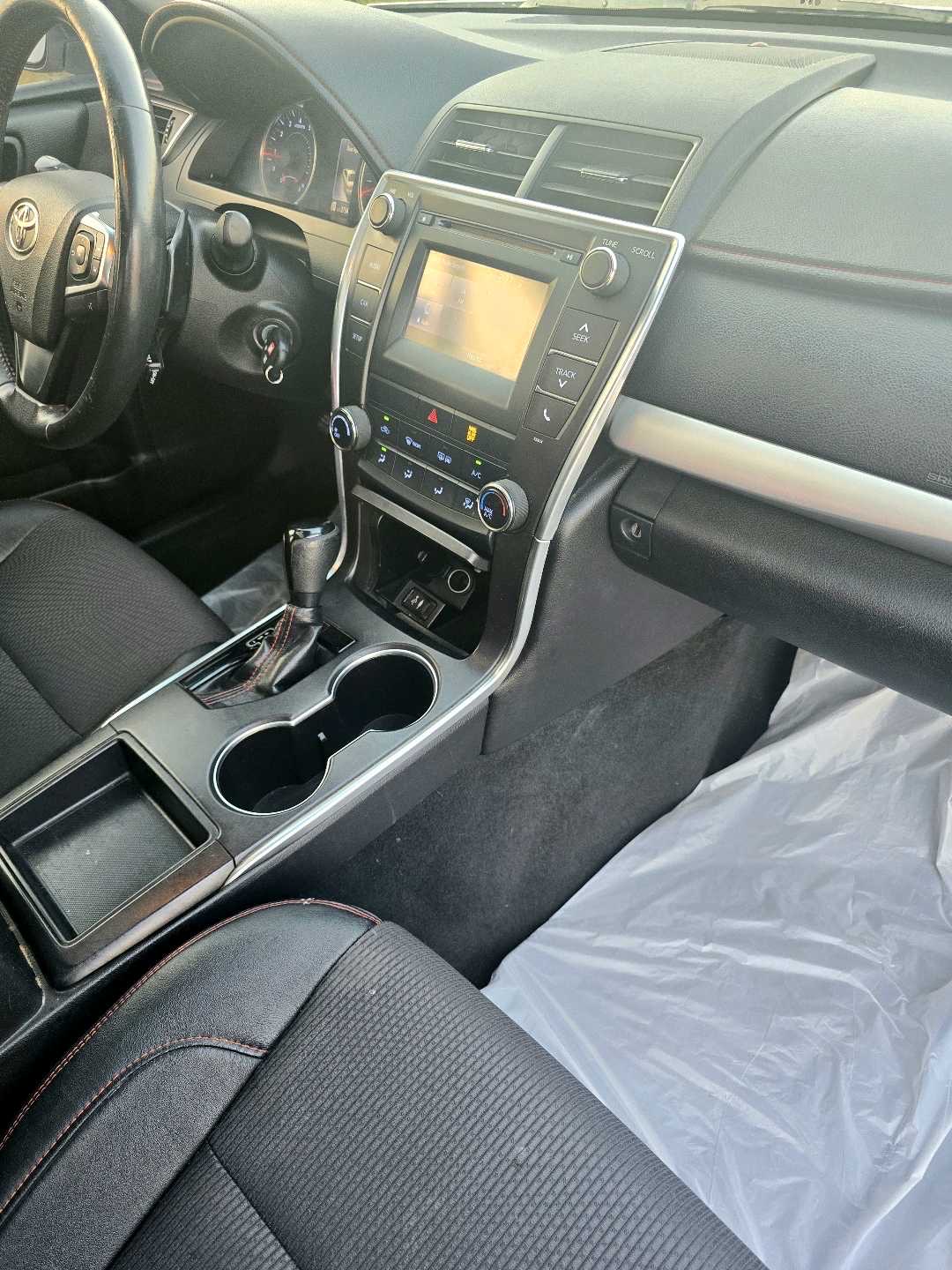 2017 Toyota Camry SE thumbnail 11