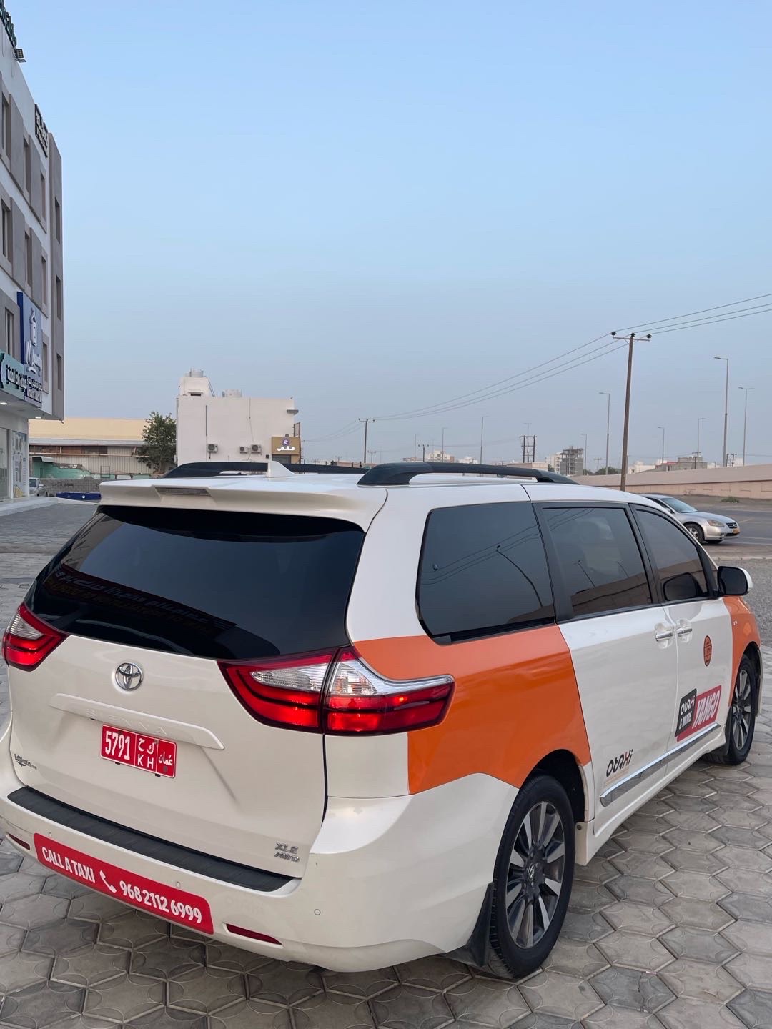 2019 Toyota Sienna XLE thumbnail 2
