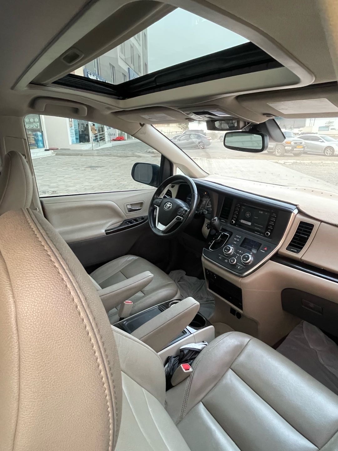 2019 Toyota Sienna XLE thumbnail 4